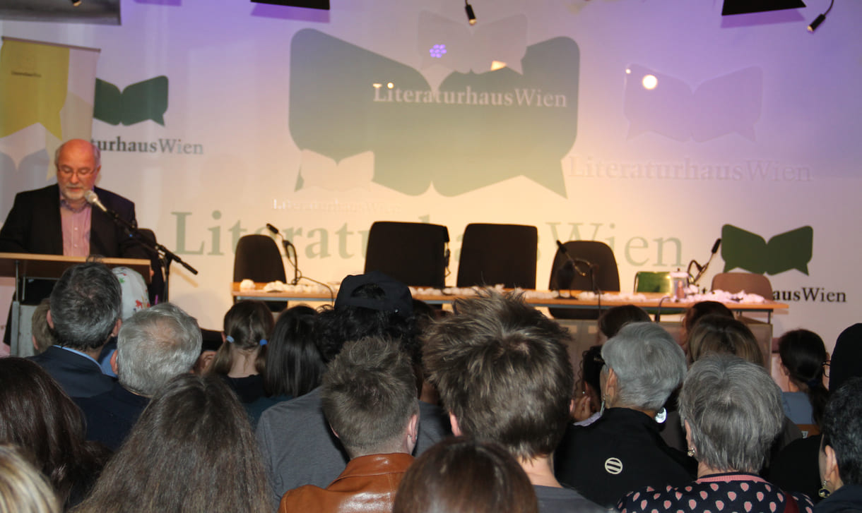 Erfreut begrüßt Literaturhaus-Wien-Leiter Robert Huez die jungen Buch-Diskutant:innen
