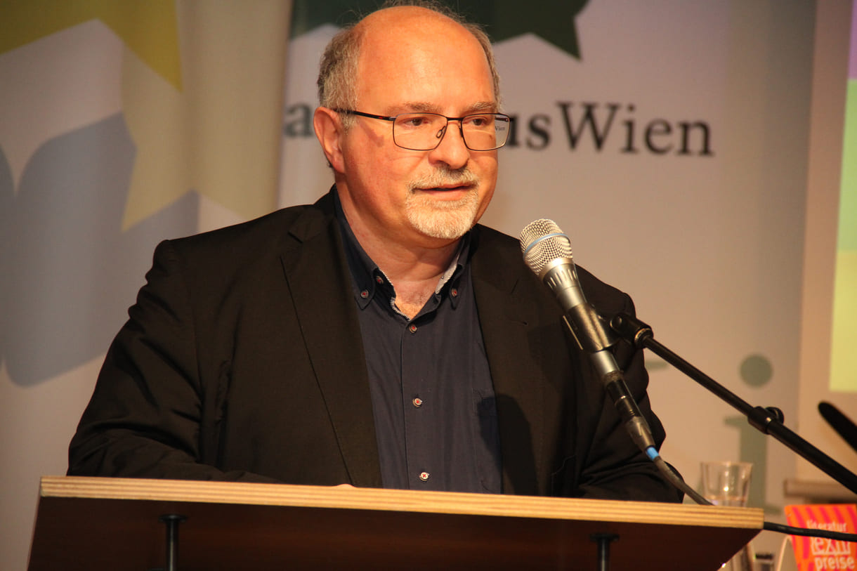 Robert Huez, GEschäftsführer des Literaturhauses Wien begrüßt herzlich die Preisträger:innen und Besucher:innen