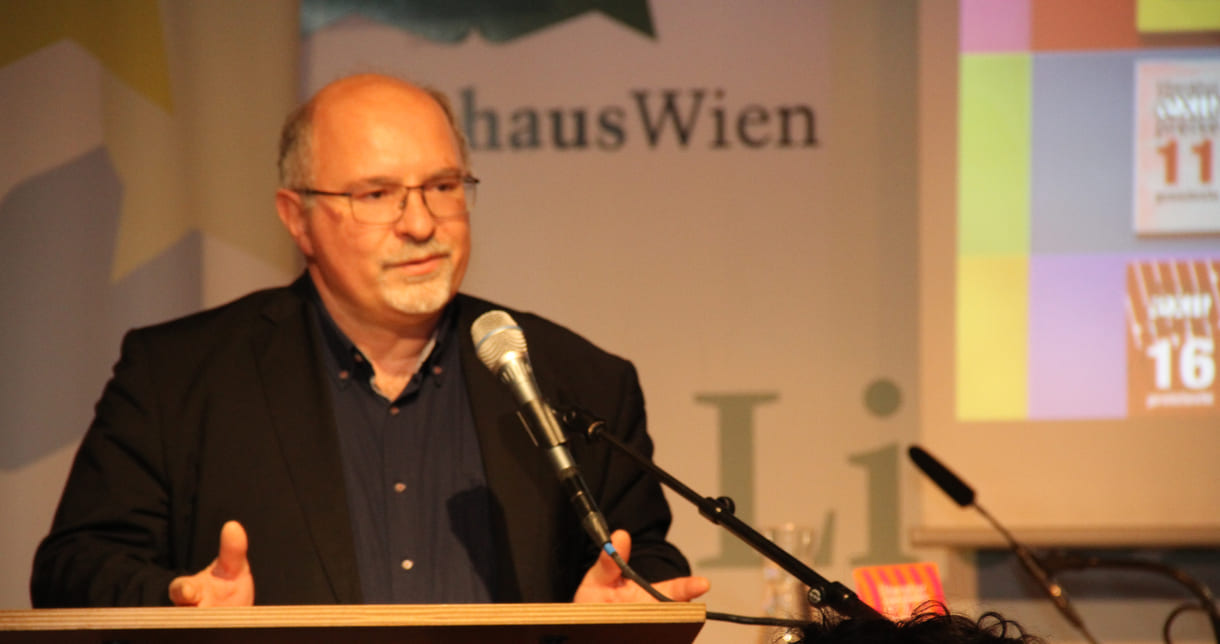 Robert Huez, GEschäftsführer des Literaturhauses Wien begrüßt herzlich die Preisträger:innen und Besucher:innen