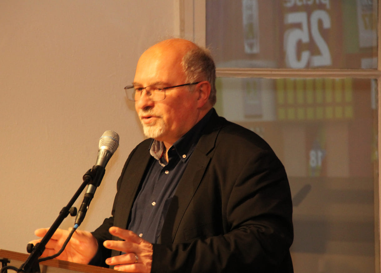 Robert Huez, GEschäftsführer des Literaturhauses Wien begrüßt herzlich die Preisträger:innen und Besucher:innen