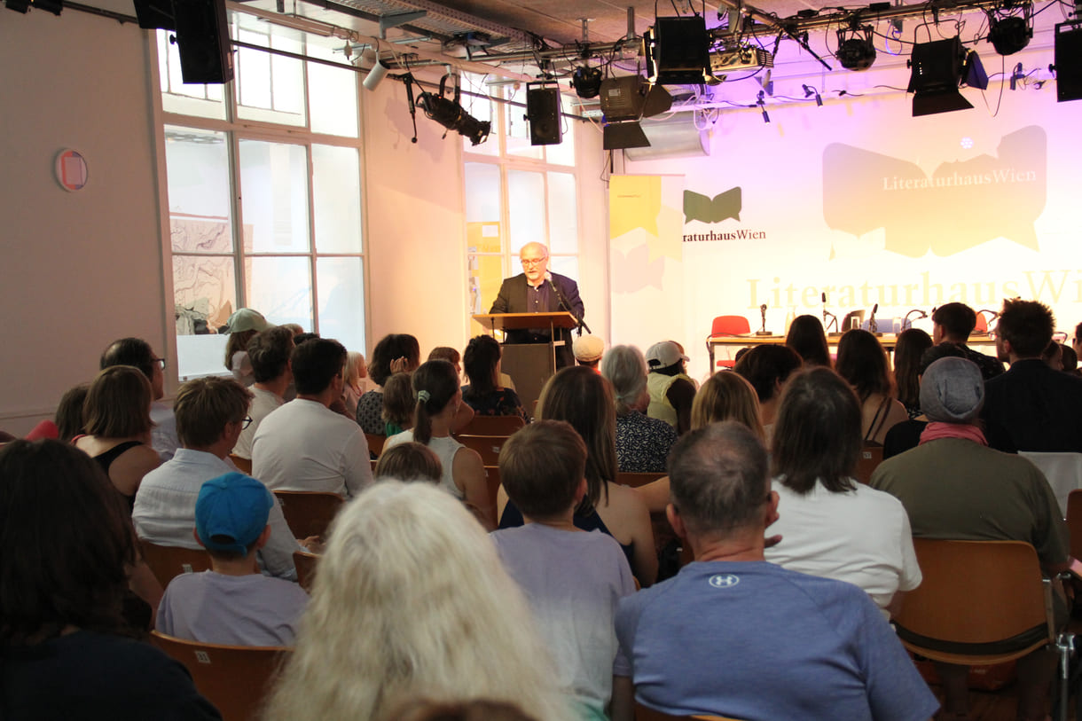 Robert Huez, Geschäftsführer des Literaturhauses wien begrüßte das Publikum - und die Rückkehr der Jury der jungen Leser*innen ins Literaturhaus