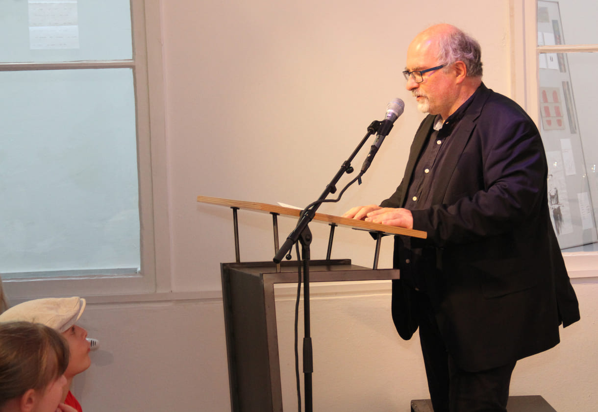 Robert Huez, Geschäftsführer des Literaturhauses wien begrüßte das Publikum - und die Rückkehr der Jury der jungen Leser*innen ins Literaturhaus