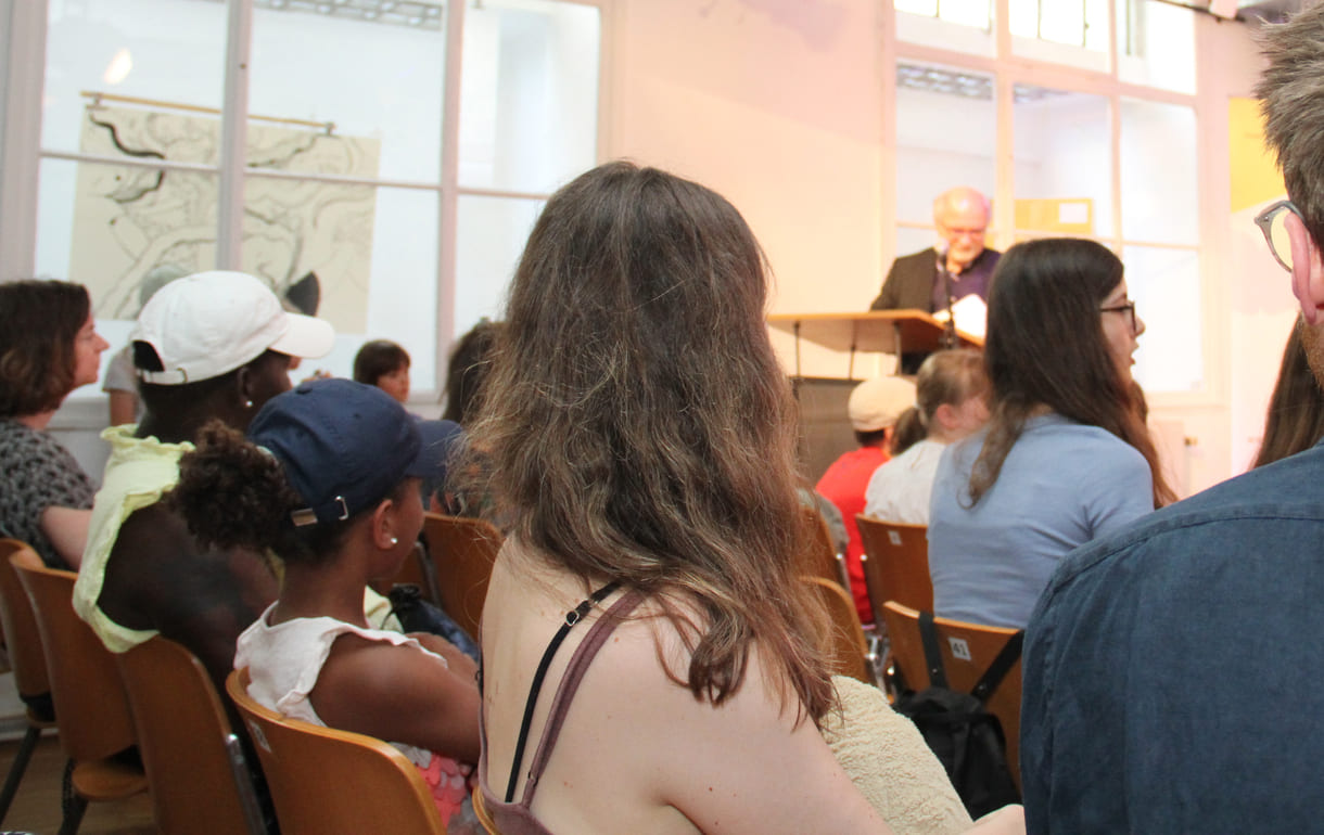 Robert Huez, Geschäftsführer des Literaturhauses wien begrüßte das Publikum - und die Rückkehr der Jury der jungen Leser*innen ins Literaturhaus