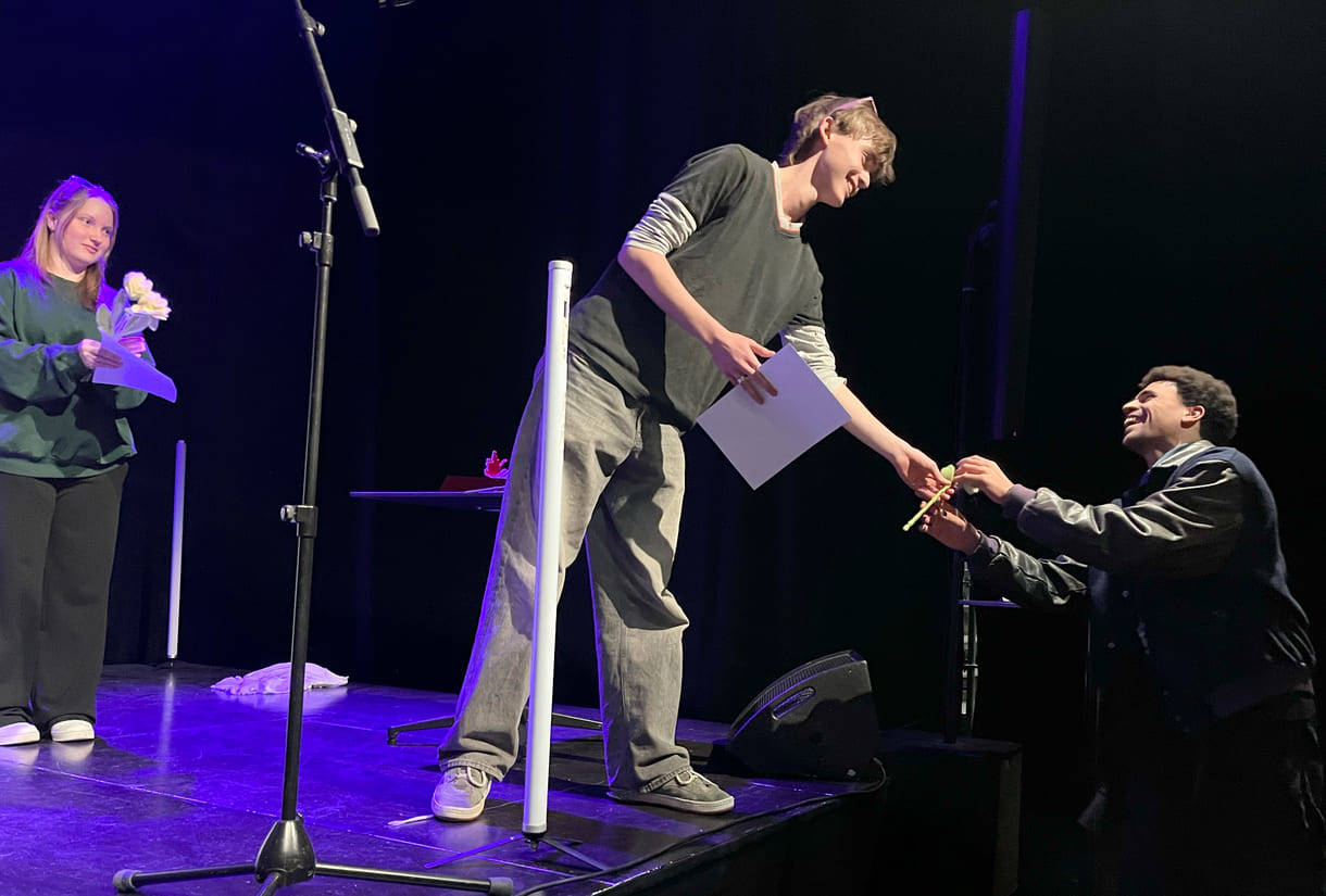 Die meisten Gruppen, die mit Preisen bedacht wurden, waren schon abgereist; ein remii-demi-Tänzer von 