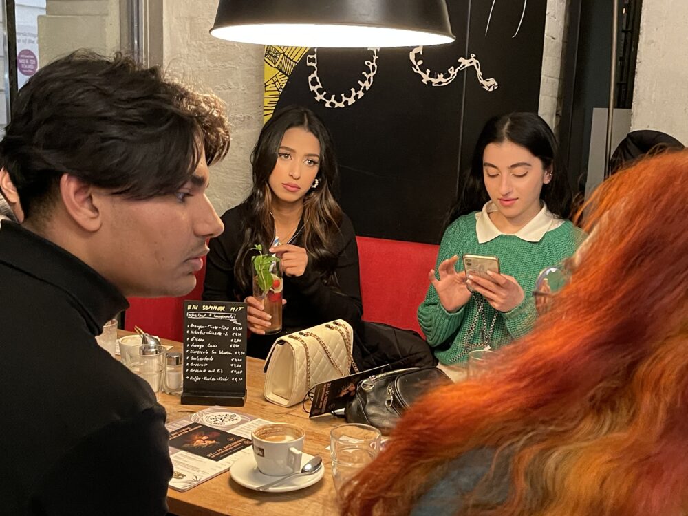 Gesprächsrunde mit dem Journalisten im Dschungel Café