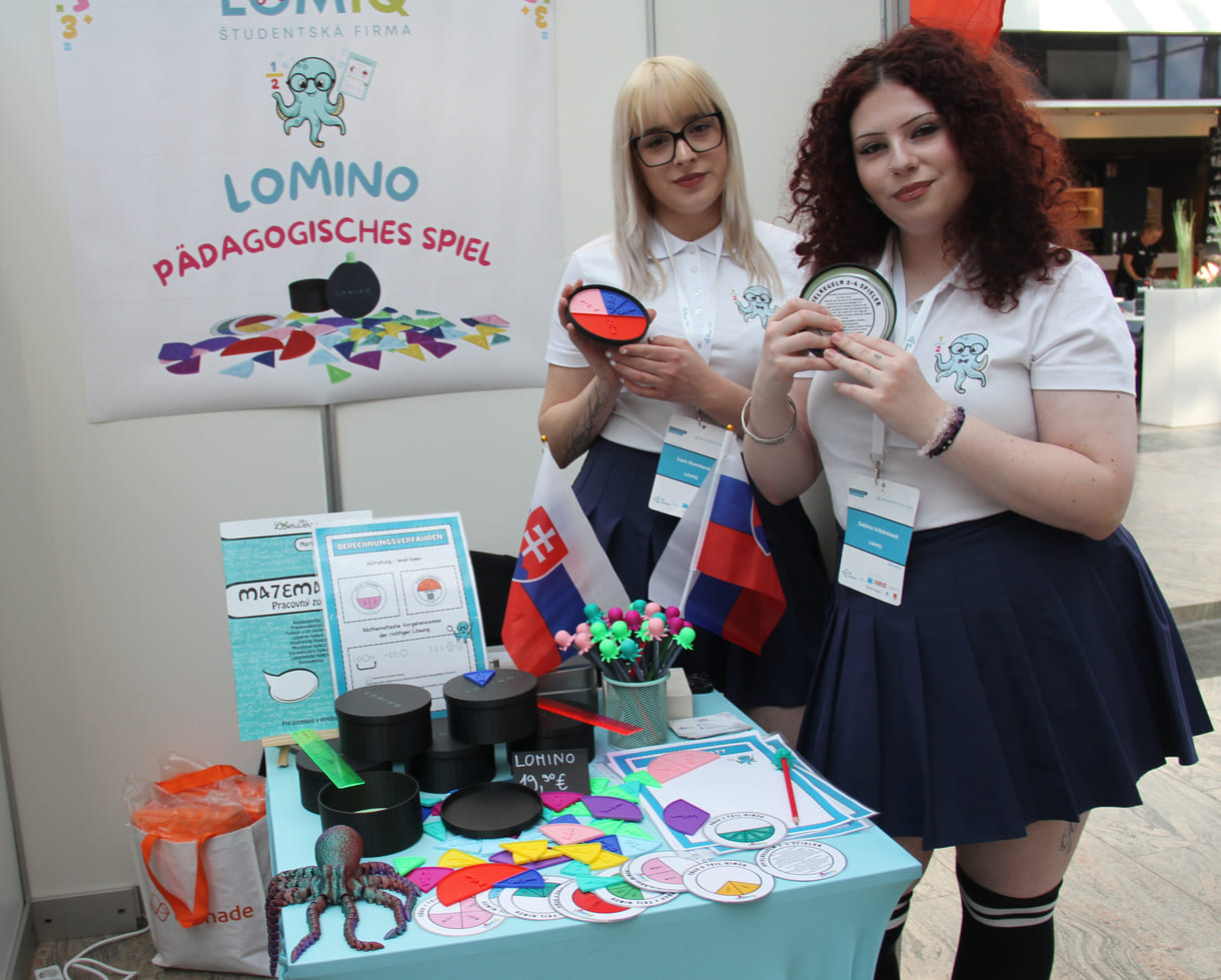 Zwei der aus der Slowakei angereisten Schülerinnen mit ihrem Spiel, das mathematische Brüche be-greifbar macht