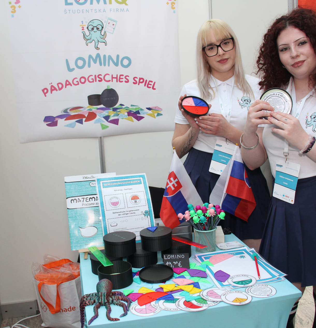 Zwei der aus der Slowakei angereisten Schülerinnen mit ihrem Spiel, das mathematische Brüche be-greifbar macht