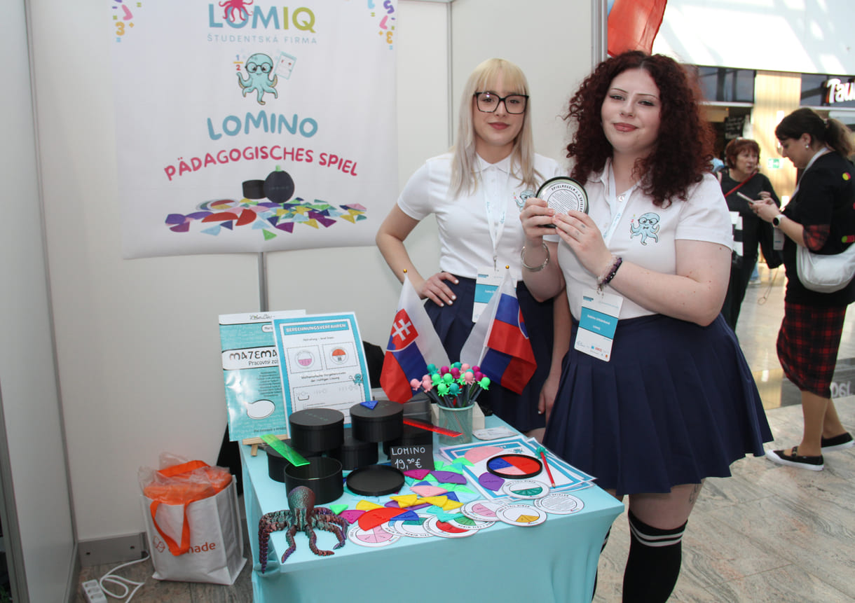 Zwei der aus der Slowakei angereisten Schülerinnen mit ihrem Spiel, das mathematische Brüche be-greifbar macht