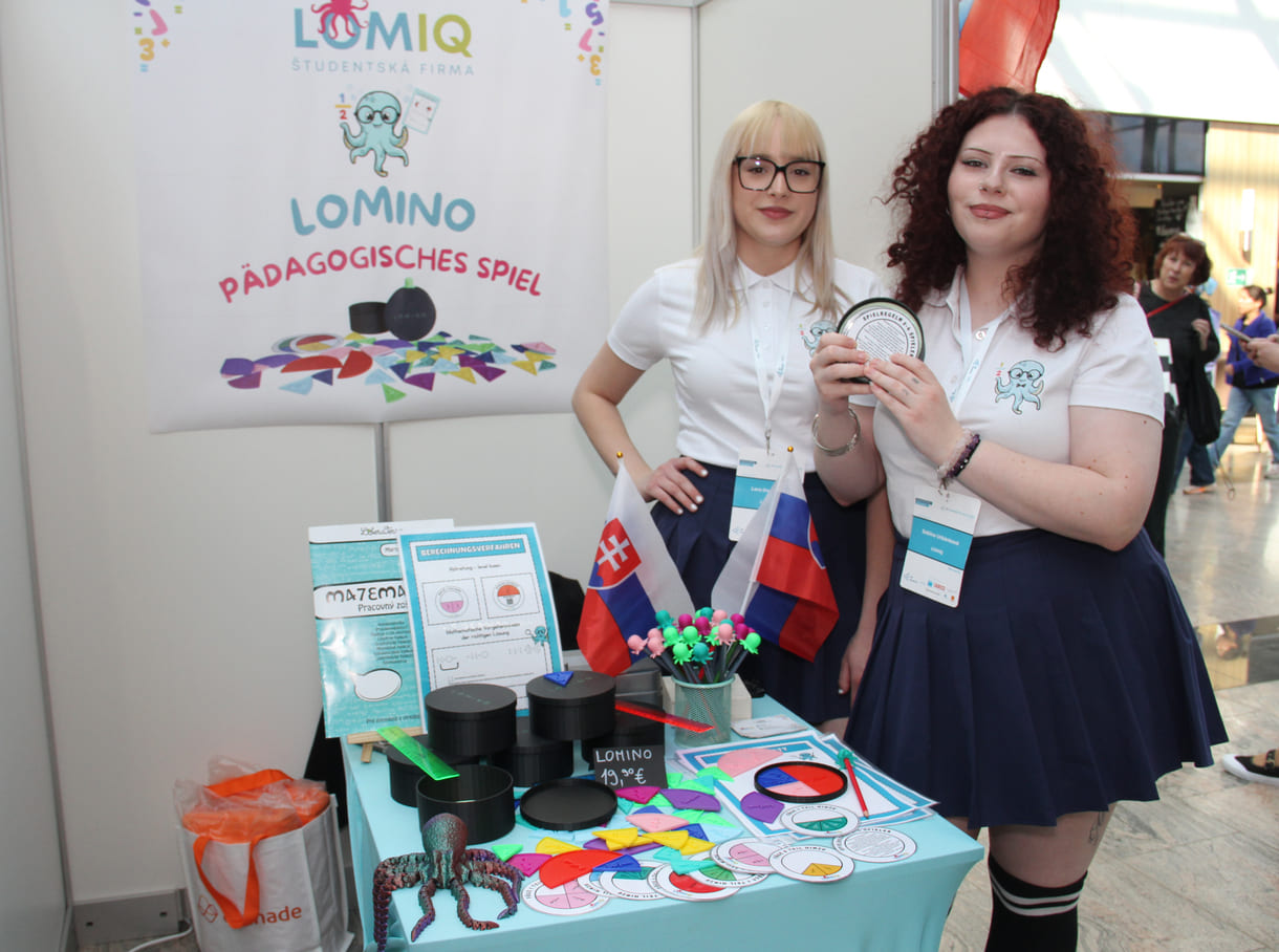 Zwei der aus der Slowakei angereisten Schülerinnen mit ihrem Spiel, das mathematische Brüche be-greifbar macht