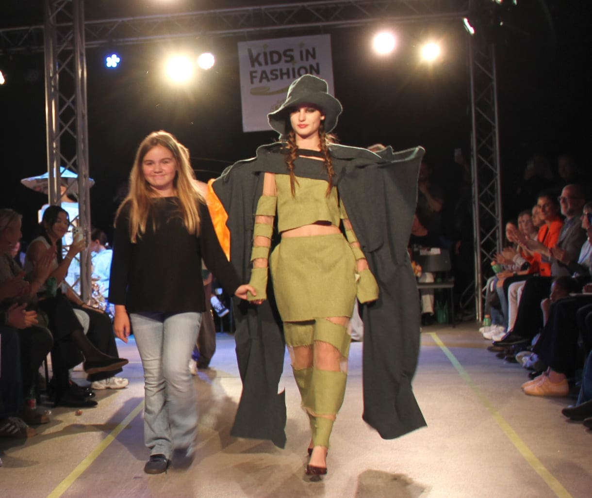 Desgner:innen, die bei der Show anwesend waren mit "ihren" Models auf dem Laufsteg