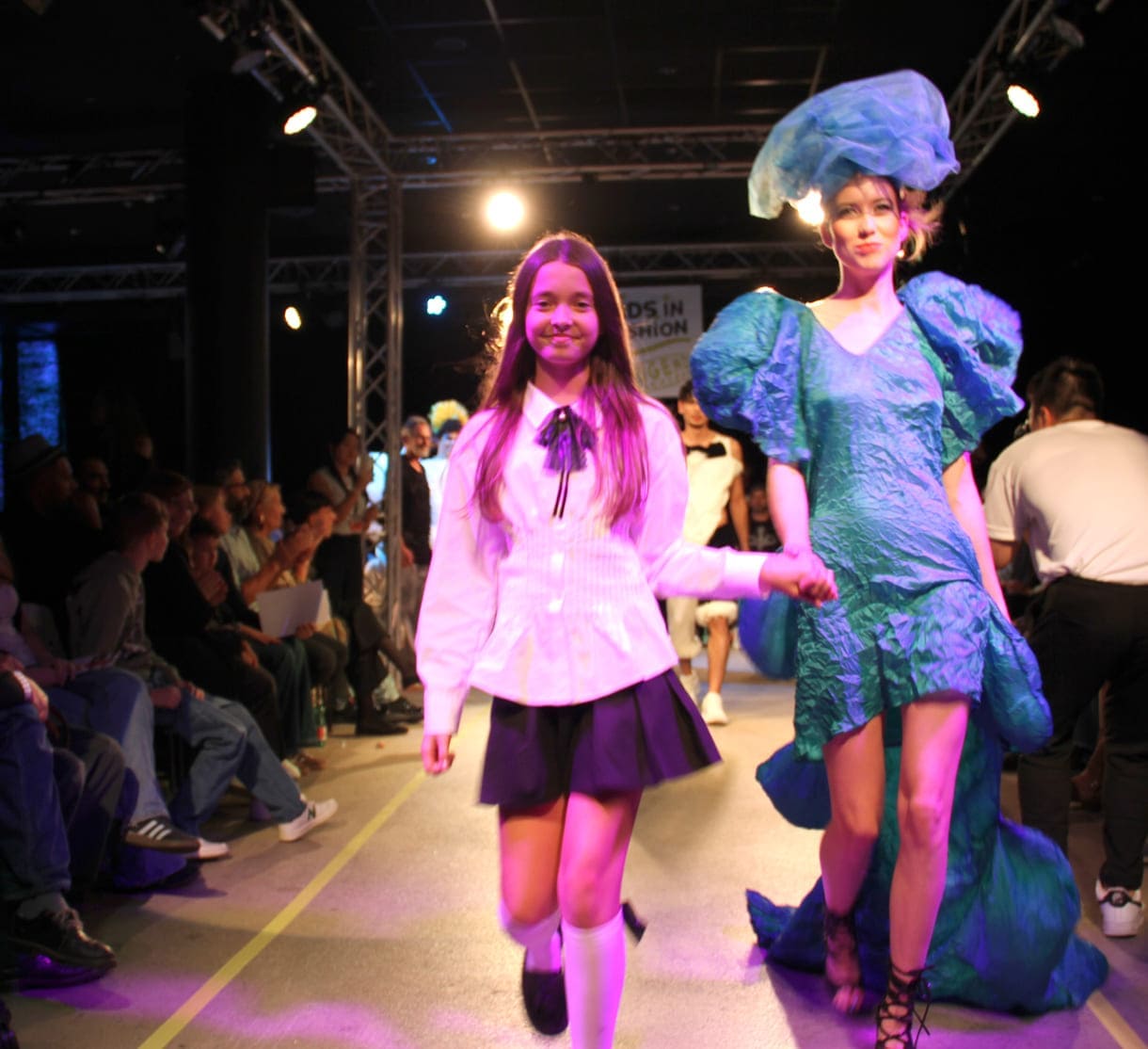 Desgner:innen, die bei der Show anwesend waren mit "ihren" Models auf dem Laufsteg