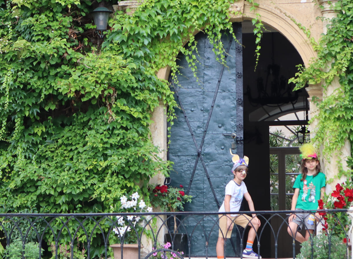 Louis und Linus vor dem Schloss-Eingang