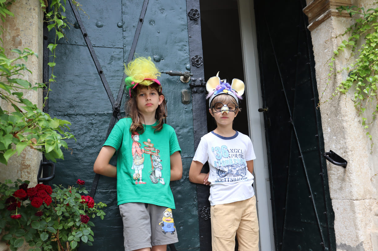 Louis und Linus vor dem Schloss-Eingang