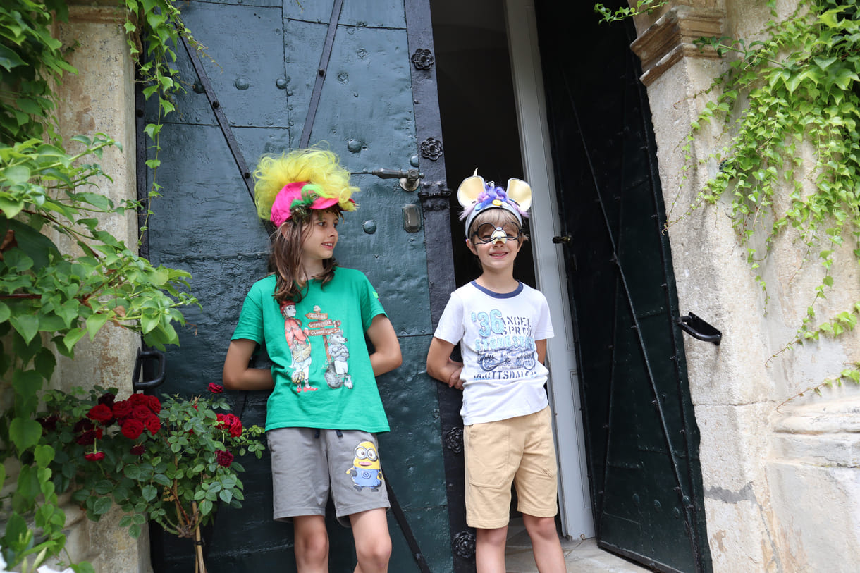 Louis und Linus vor dem Schloss-Eingang