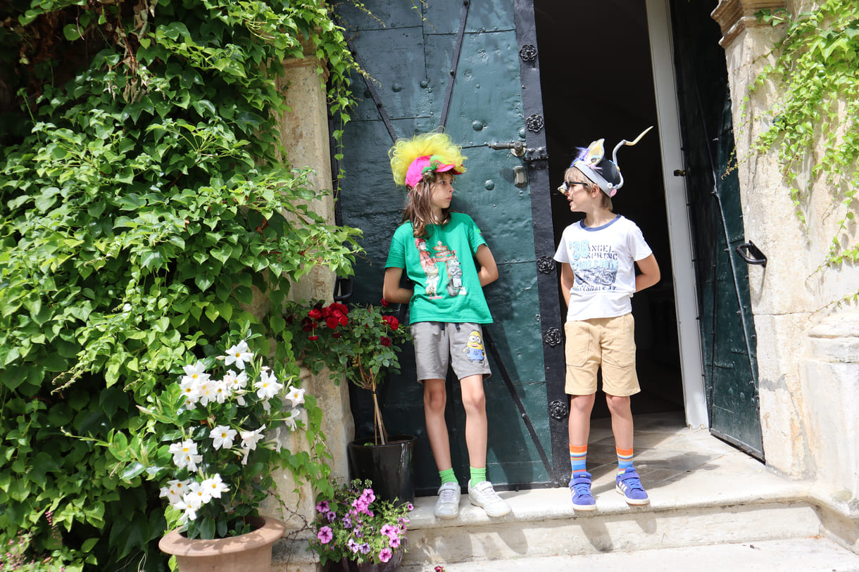 Louis und Linus vor dem Schloss-Eingang