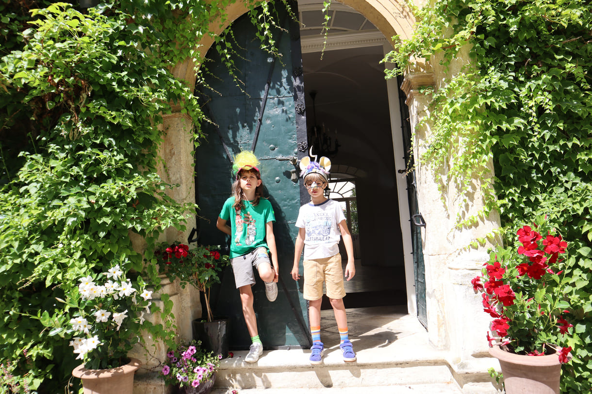 Louis und Linus vor dem Schloss-Eingang