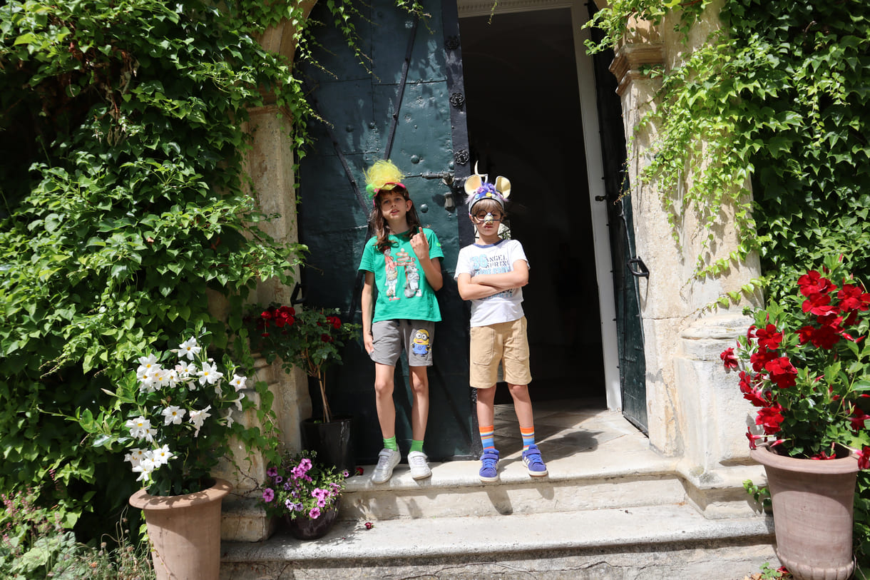 Louis und Linus vor dem Schloss-Eingang