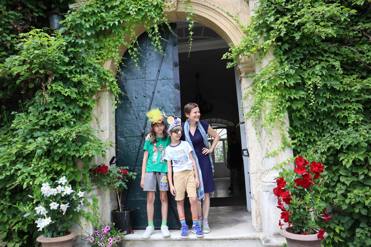 Louis (Glimmer), Linus (Hasumaus) und Nina (Regisseurin) vor dem Schloss-Eingang