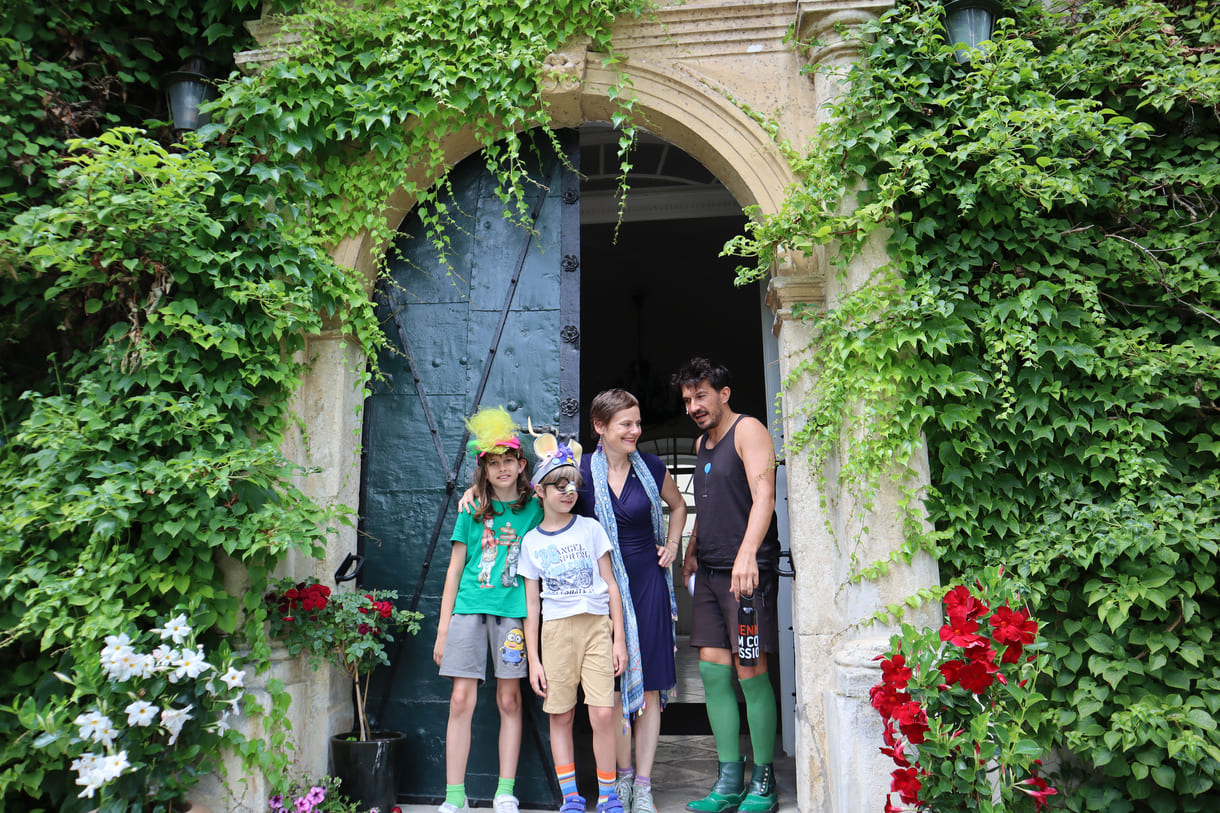 Louis (Glimmer), Linus (Hasumaus), Nina (Regisseurin) und Christian (spielt eine Hollersaft-Flasche)