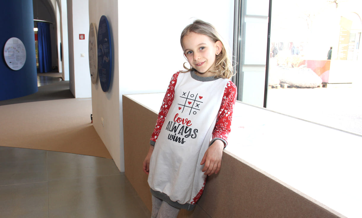 Liebe gewinnt immer - auf dem TicTacToe-T-Shirt dieser Schülerin