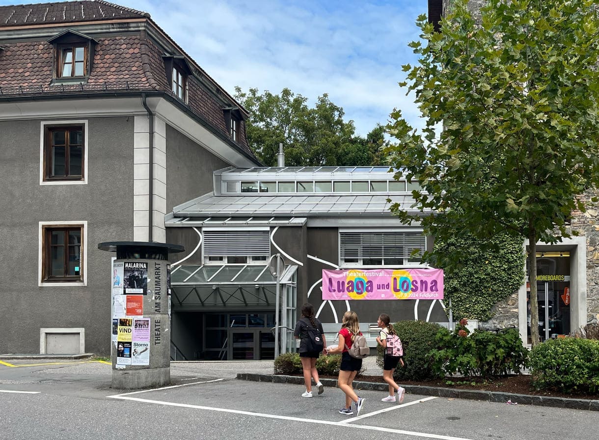 Festivaltransparent vor dem Theater am Saumarkt