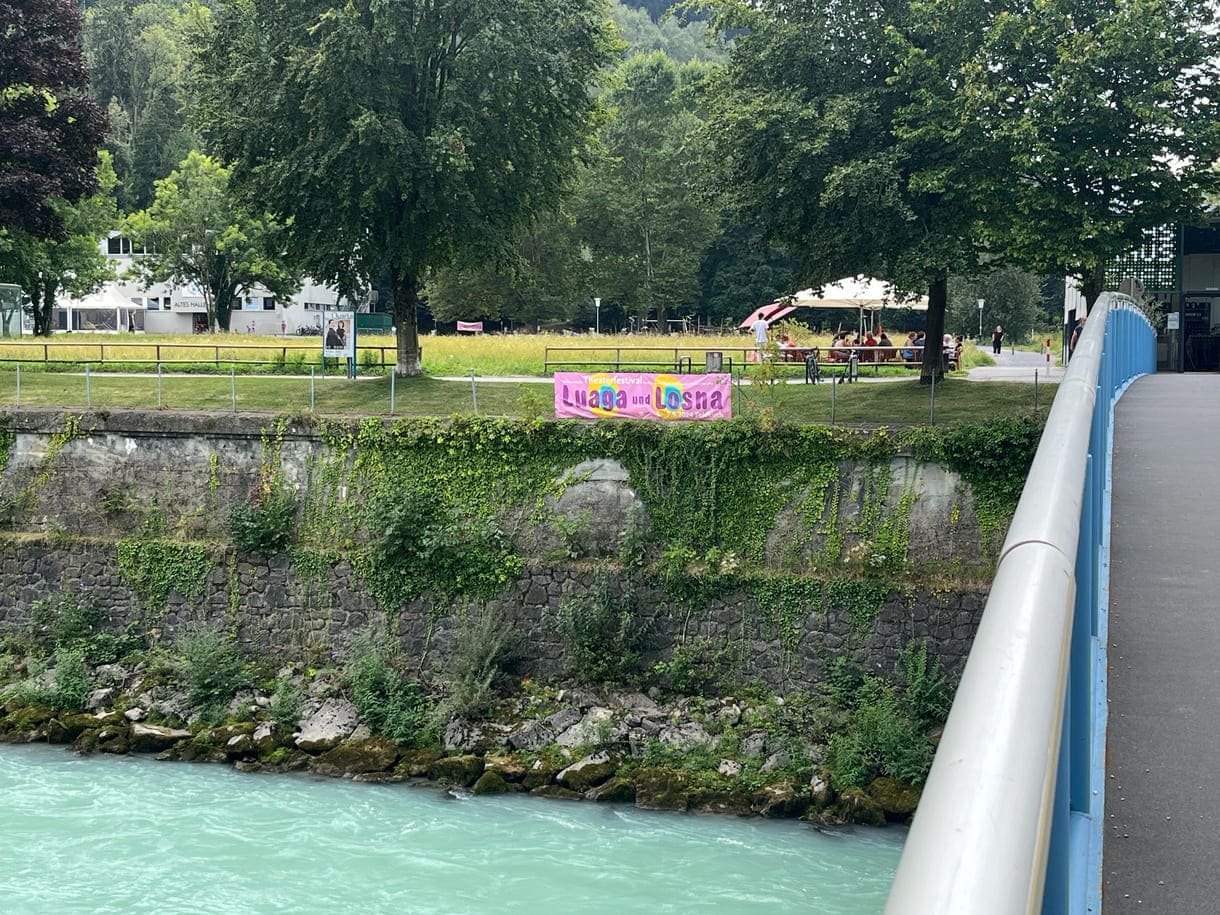 Festivaltransparent am Fluss-Ufer der Ill