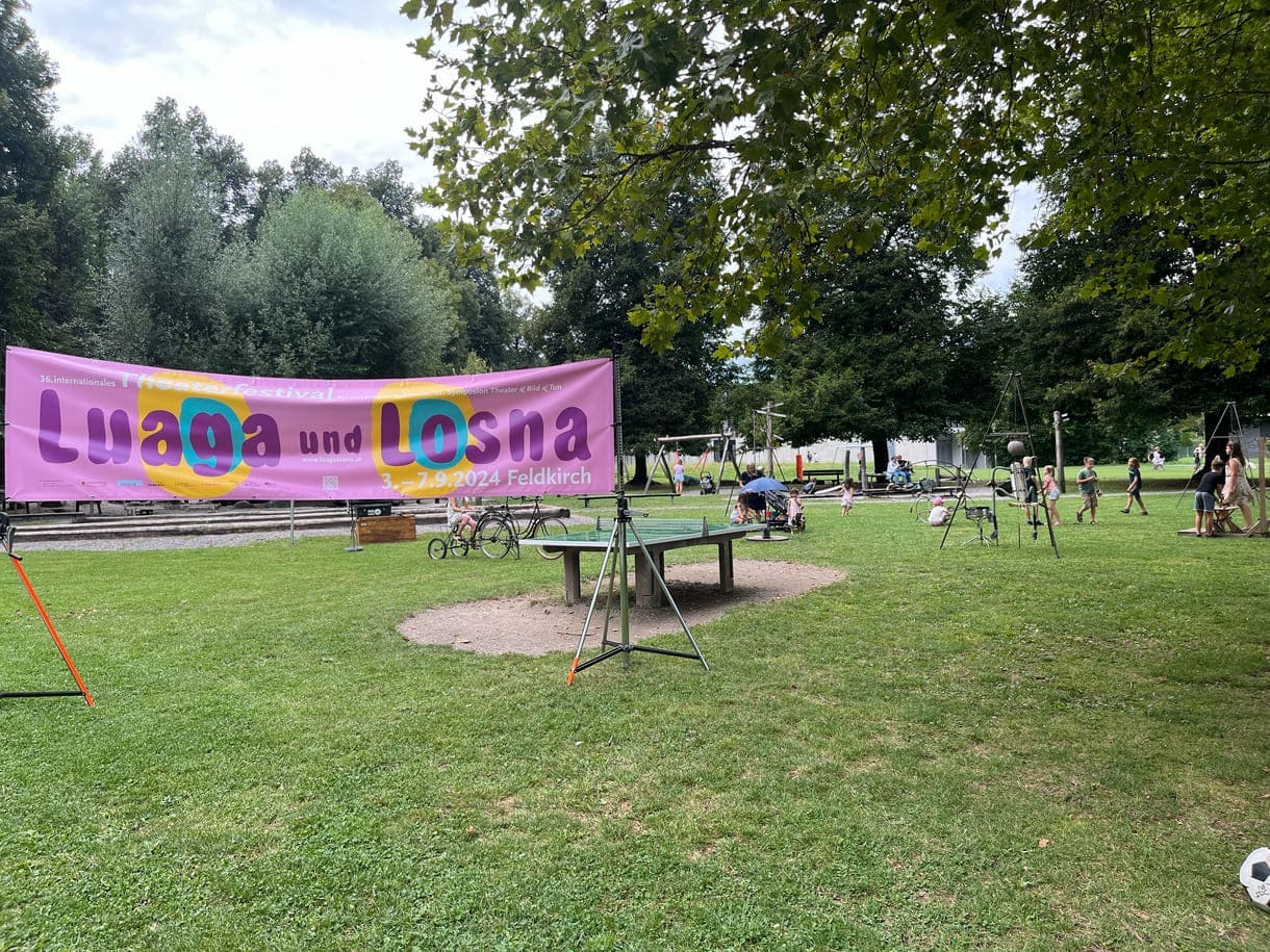 Festivaltransparent vor den 