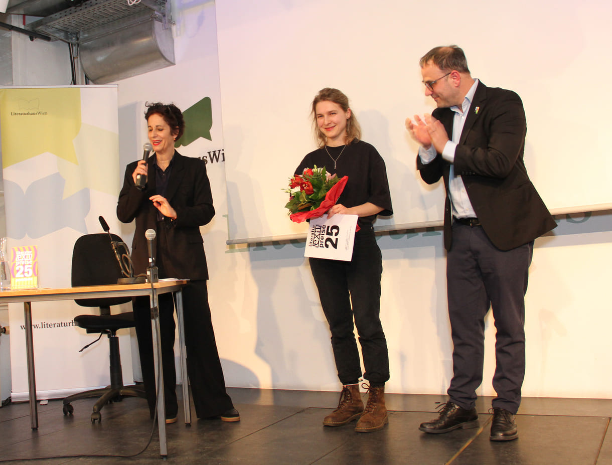 Preisträgerin Ludmila Doležalová und Neubaus zweiter stellvertretender Bezirksvorsteher Senad Lačević sowie links im Bild jessica Beer, Moderatorin des Abends und Jurorin