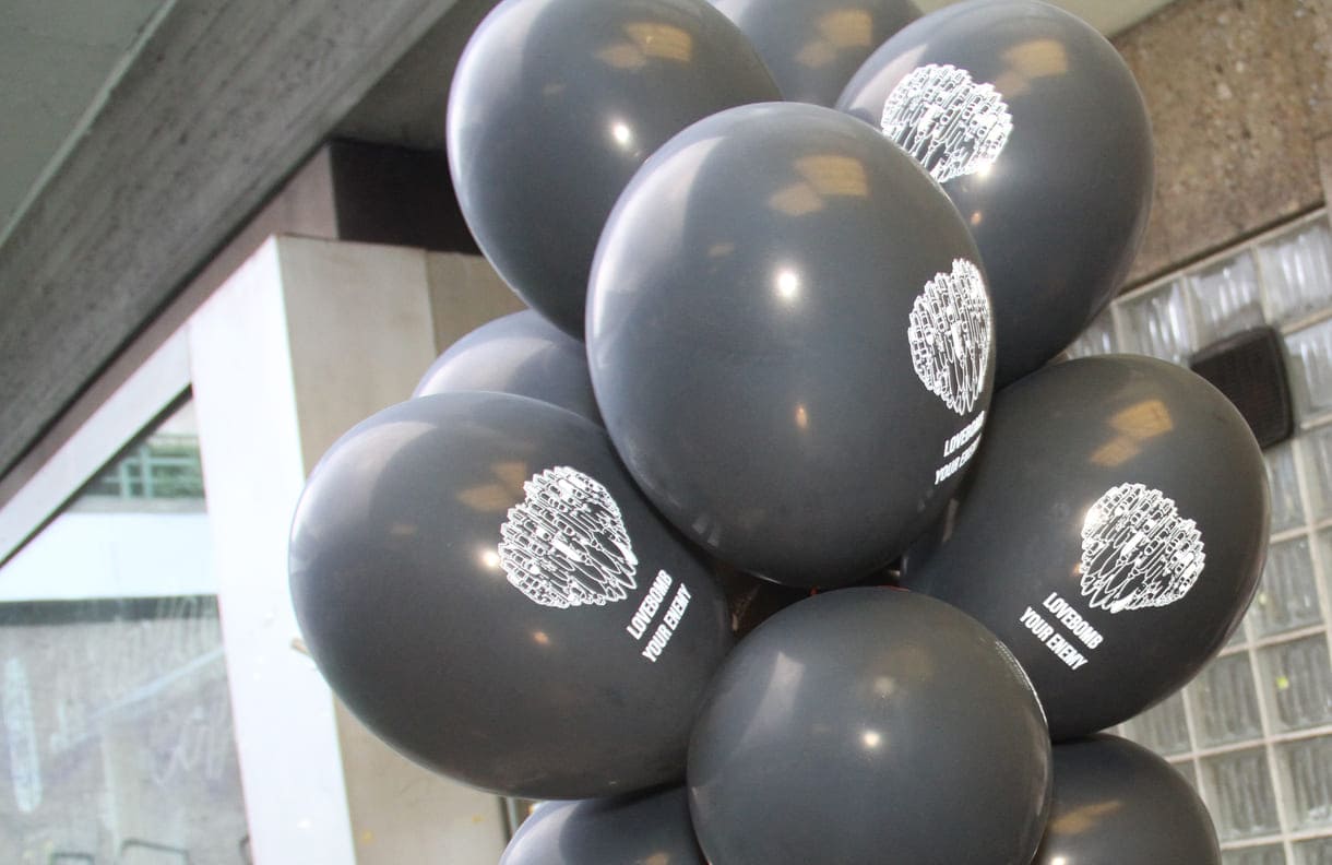 "Lovebomb"-Luftballons vor dem Club U - mit Aussicht auf den Karlsplatz und die VBS - Vienna Business School