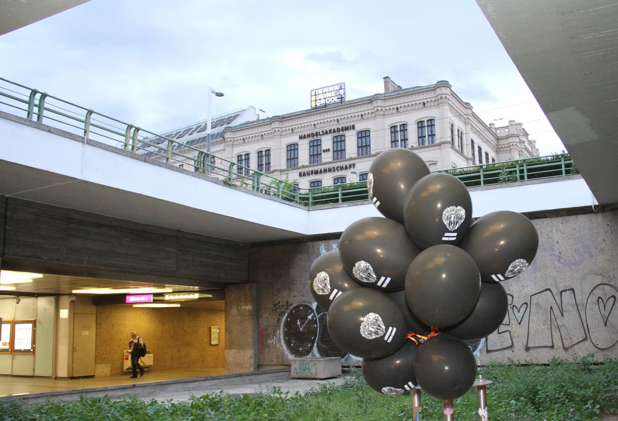 "Lovebomb"-Luftballons vor dem Club U - mit Aussicht auf den Karlsplatz und die VBS - Vienna Business School