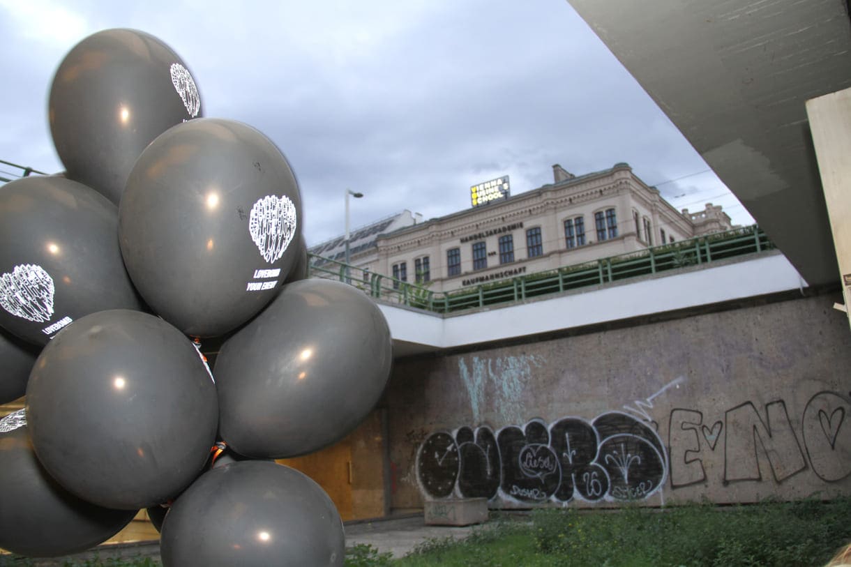 "Lovebomb"-Luftballons vor dem Club U - mit Aussicht auf den Karlsplatz und die VBS - Vienna Business School