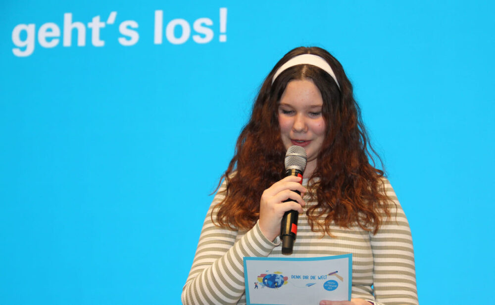 Luisa Zuser (13), Gewinnerin beim zweiten Ideenbewerb, und Hubert Schultes, UNicef-Österreich-Präsident begrüßten die Festgäst:innen