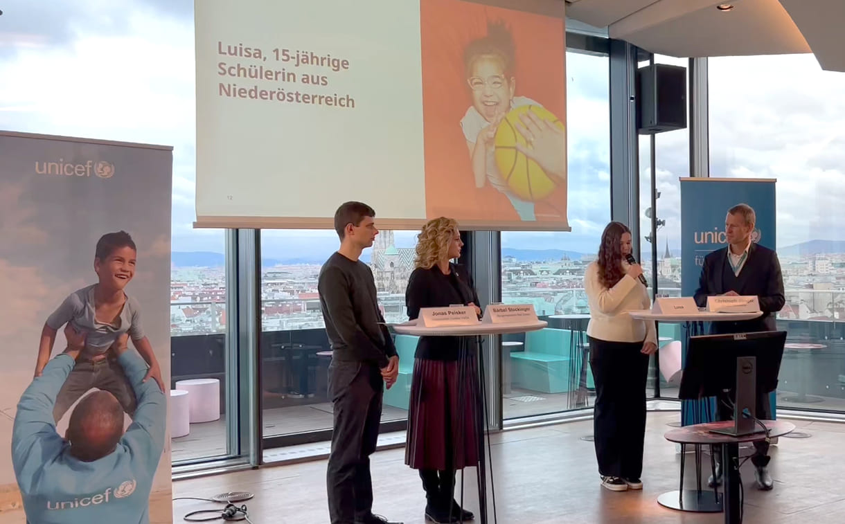 Das Podium des Unicef-Österreich-Mediengesprächs zum Tag der Kinderrechte (von links nach rechts: Jonas Peisker (Wittgenstein Centre bzw. International Institute for Applied Systems Analytics /IIASA, einer der Forscher, die am Bericht zur Lage der Kinder gearbeitet haben), Bärbel Stockinger (Bürgermeisterin von Bad Erlach, einer kinderfreundlichen Gemeinde), Luisa Zuser (Schülerin, 15, verfasste einen offenen Breif – den KiJuKU bereits veröffentlicht hat, Link am Ende des Beitrages) sowie Christoph Jünger (Geschäftsführer von UNICEF Österreich)