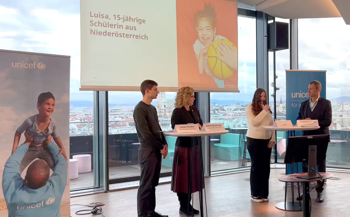 Das Podium des Unicef-Österreich-Mediengesprächs zum Tag der Kinderrechte (von links nach rechts: Jonas Peisker (Wittgenstein Centre bzw. International Institute for Applied Systems Analytics /IIASA, einer der Forscher, die am Bericht zur Lage der Kinder gearbeitet haben), Bärbel Stockinger (Bürgermeisterin von Bad Erlach, einer kinderfreundlichen Gemeinde), Luisa Zuser (Schülerin, 15, verfasste einen offenen Breif – den KiJuKU bereits veröffentlicht hat, Link am Ende des Beitrages) sowie Christoph Jünger (Geschäftsführer von UNICEF Österreich)