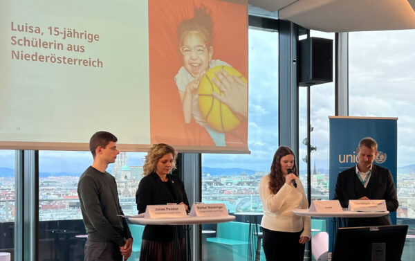 Das Podium des Unicef-Österreich-Mediengesprächs zum Tag der Kinderrechte (von links nach rechts: Jonas Peisker (Wittgenstein Centre bzw. International Institute for Applied Systems Analytics /IIASA, einer der Forscher, die am Bericht zur Lage der Kinder gearbeitet haben), Bärbel Stockinger (Bürgermeisterin von Bad Erlach, einer kinderfreundlichen Gemeinde), Luisa Zuser (Schülerin, 15, verfasste einen offenen Breif – den KiJuKU bereits veröffentlicht hat, Link am Ende des Beitrages) sowie Christoph Jünger (Geschäftsführer von UNICEF Österreich)