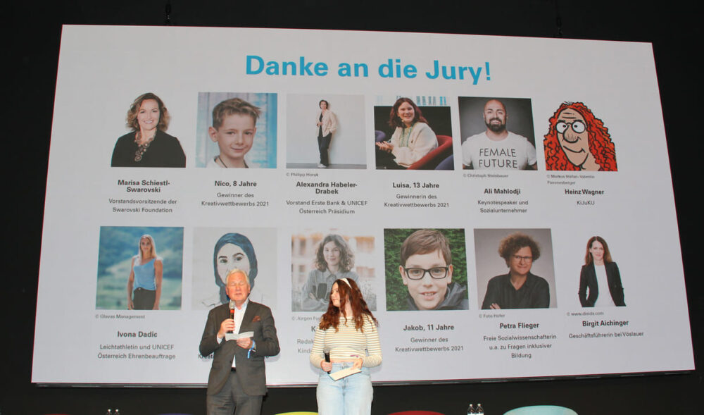 Luisa Zuser (13), Gewinnerin beim zweiten Ideenbewerb, und Hubert Schultes, UNicef-Österreich-Präsident begrüßten die Festgäst:innen