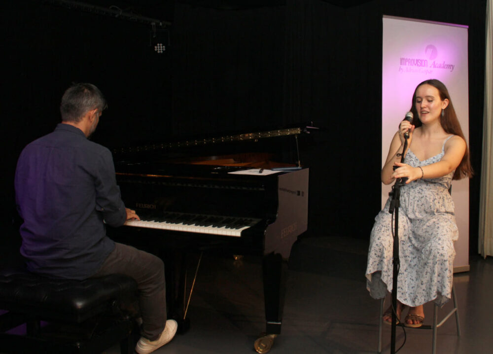 Luna singt eigenen Song, Adrian begleitet sie am Klavier
