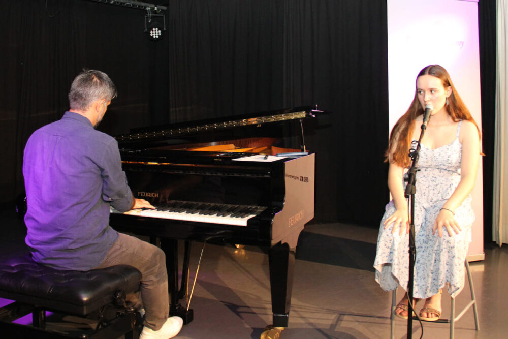 Luna singt eigenen Song, Adrian begleitet sie am Klavier