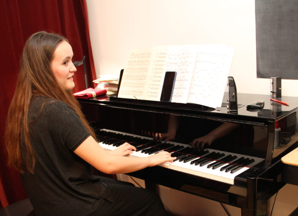 In der Academy: Luna am Klavier