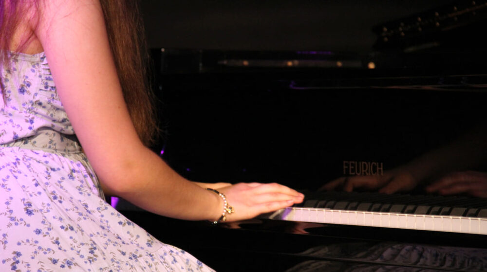 Luna am Klavier