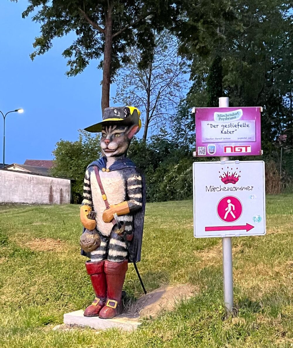 in ganz Poysbrunn finden sich viele gebastelte und gebaute Märchenfiguren