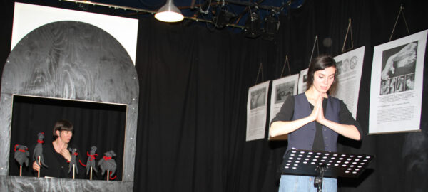 Anna Russegger, Leiterin des Halleiner Theaters "Bodi end Sole" spielt hier mit den Mäuse-Puppen und Mirjam Peterschovsky gebärdet dazu