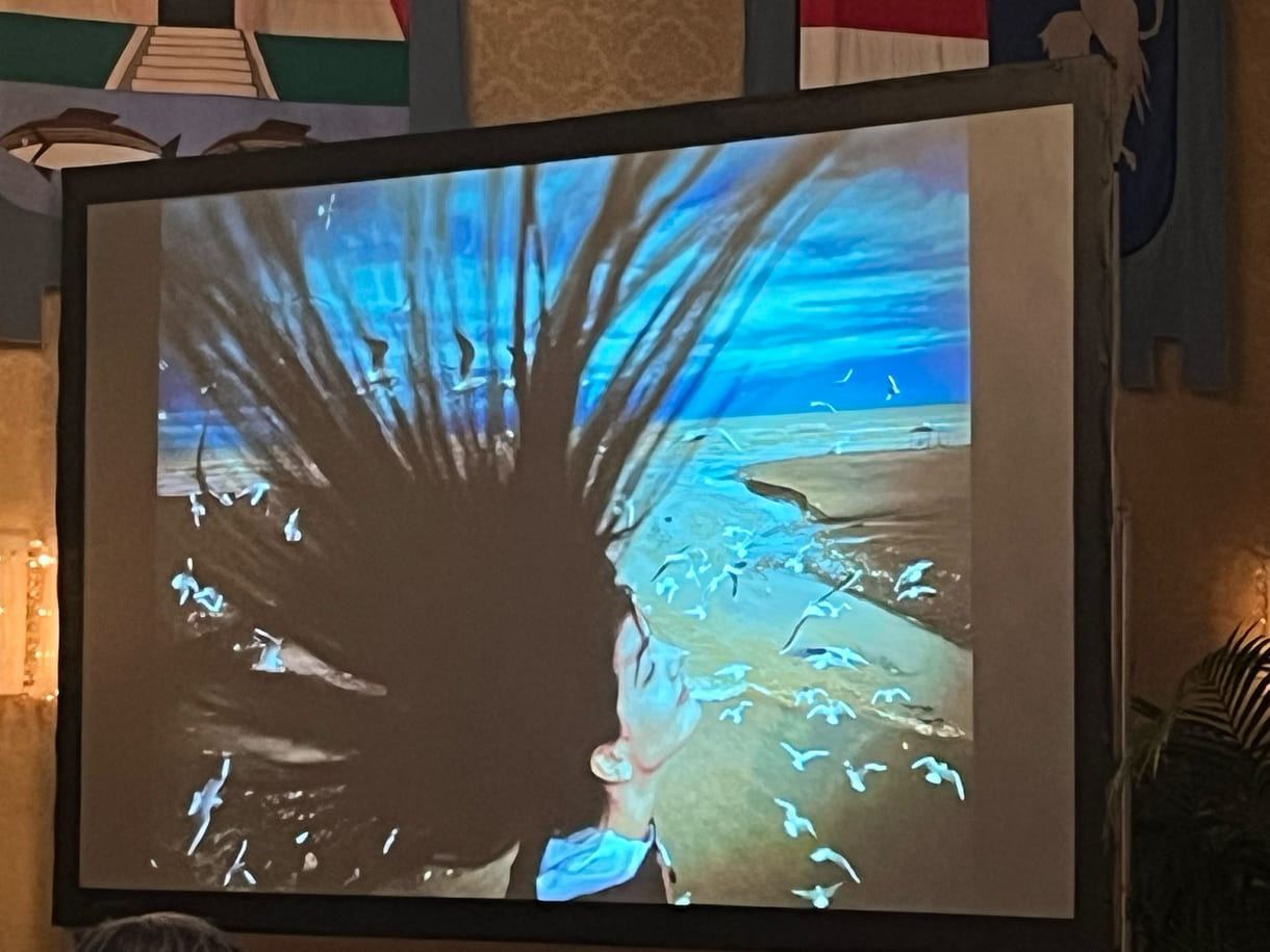 Projektion des vergrößerten Fotos von Mahdi Vaghari, Kategorie- und Gesamtgewinner