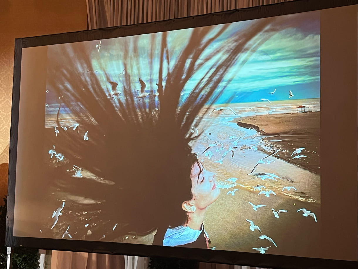 Projektion des vergrößerten Fotos von Mahdi Vaghari, Kategorie- und Gesamtgewinner