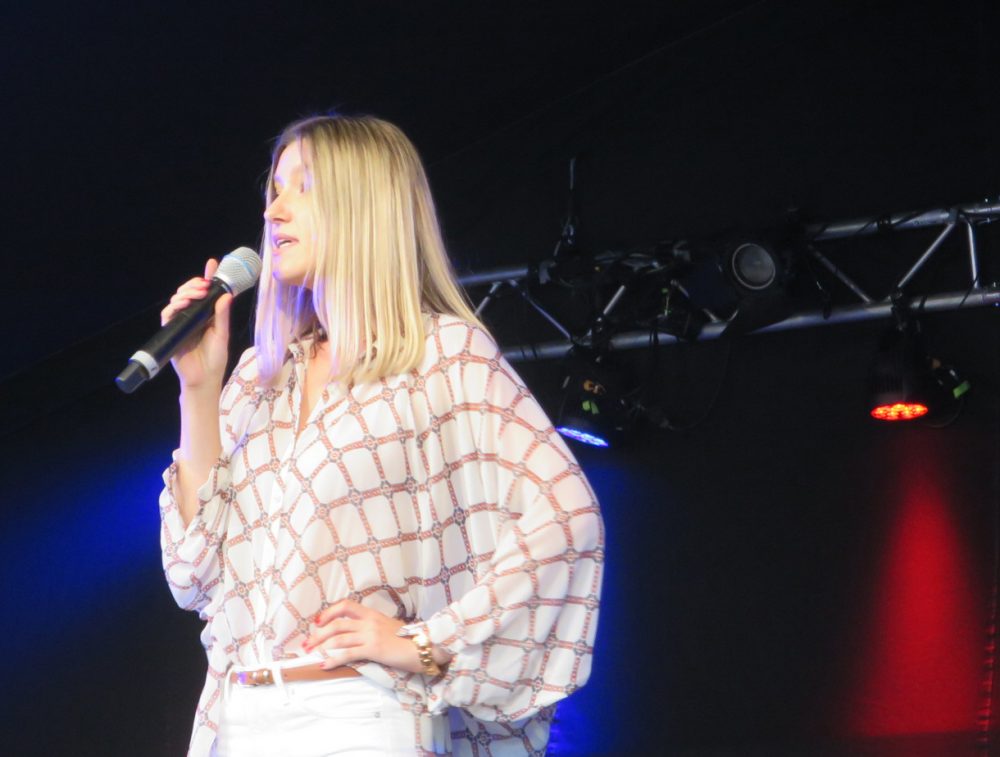 Kabarettistin Malarina auf der Bühne im Schwechater Felmayergarten
