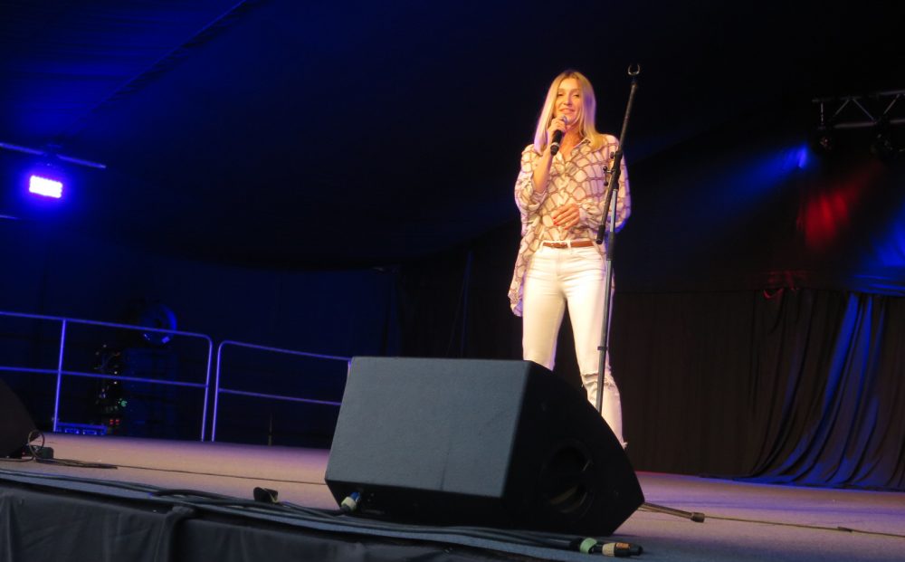 Kabarettistin Malarina auf der Bühne im Schwechater Felmayergarten