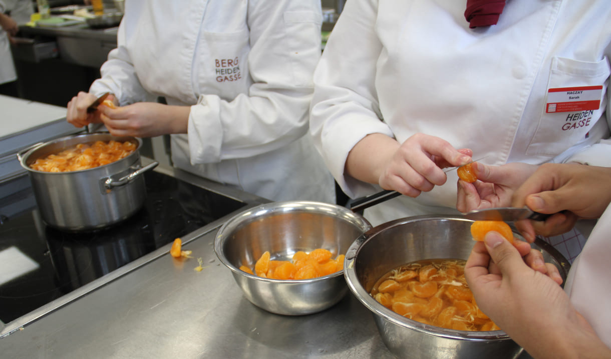 Fitzel-Arbeit, Mandarinen zu enthäuten