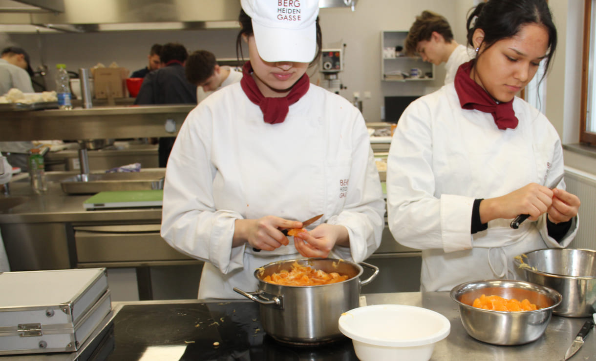 Fitzel-Arbeit, Mandarinen zu enthäuten