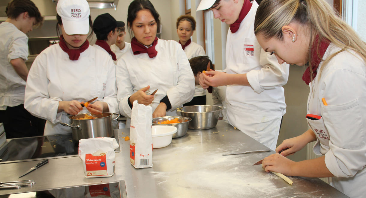 Mandarinen enthäuten und Teigmuscheln schneiden und formen