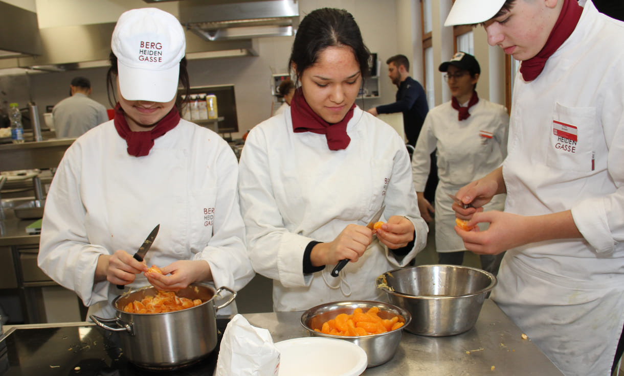 Fitzel-Arbeit, Mandarinen zu enthäuten